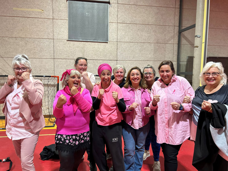 photo de groupe lors d'un cours de boxe féminine